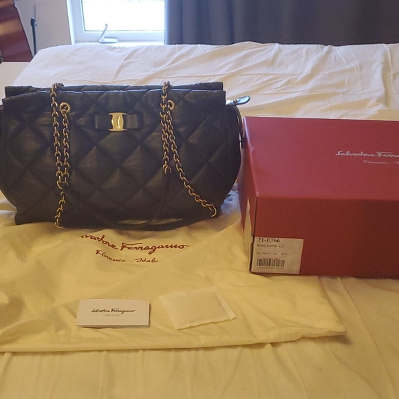 Ferragamo Ginette Shoulder Chain bag in black - Picture 2 of 11